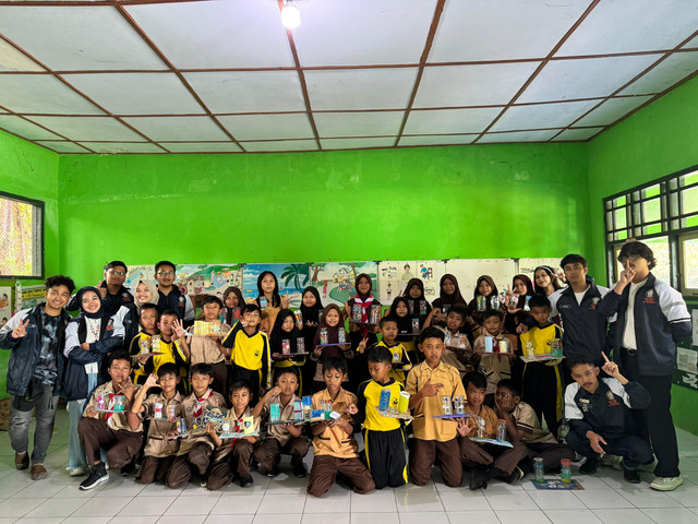 Foto Bersama Hasil Karya Siswa SD Negeri 1 Gumiwang Lor. Sumber: Dokumentasi Pribadi