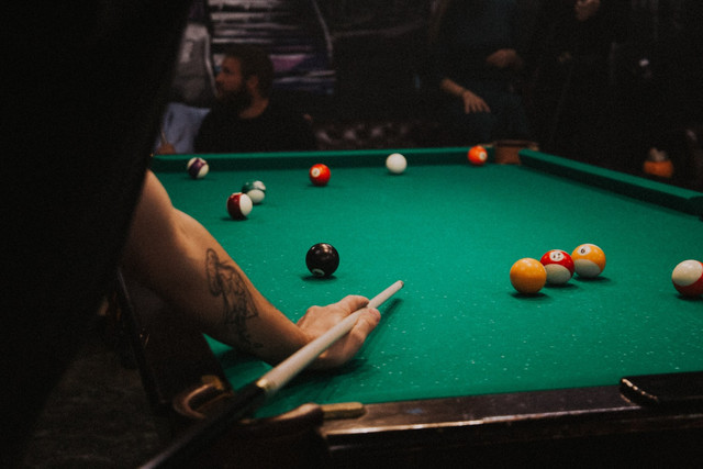 Ilustrasi apakah billiard termasuk olahraga, foto: unsplash/Klara Kulikova