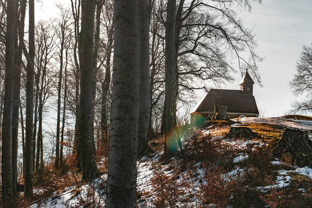 Ilustrasi Sinopsis Film Gunung Kawi yang Menyeramkan, Unsplash/adrian krajcar