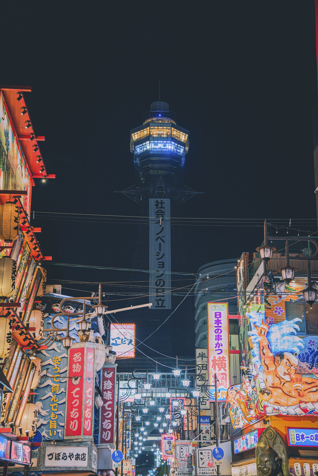 Menara Tsutenkaku di Osaka, Jepang. Foto: Shutterstock