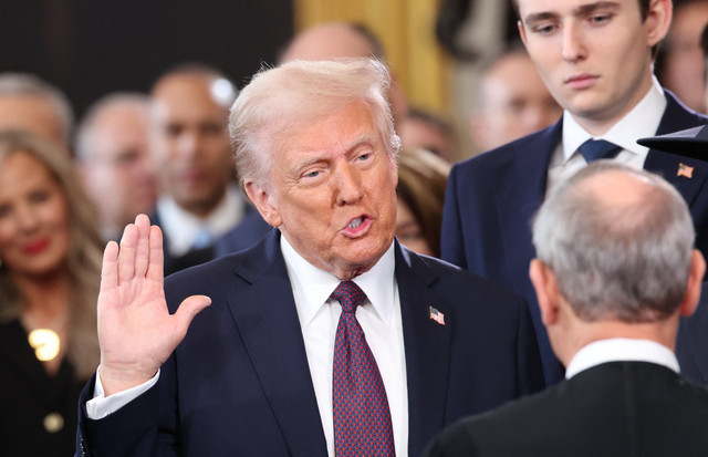 Presiden Donald Trump dalam pelantikan sebagai menjadi Presiden Amerika Serikat di Rotunda Gedung Capitol, Washington, DC, Amerika Serikat, Senin (20/1/2025). (Sumber: Kumparan) 