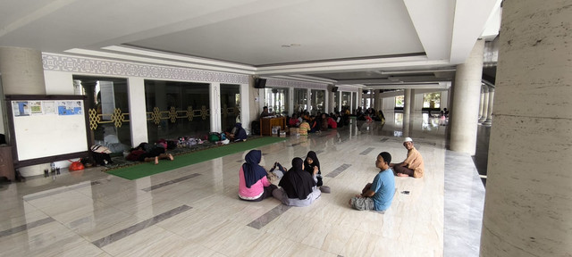 Korban banjir Mempawah mengungsi di Masjid Agung Al-Falah. Foto: M. Zain/Hi!Pontianak