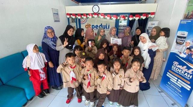 Foto Siswa, Wali Murid, dan Guru TK Aisyiyah 1 Cianjur bersama Tim DT Peduli Cianjur (Sumber : DT Peduli)