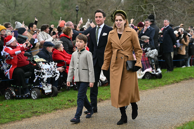 Putri Inggris Beatrice dan suaminya Edardo Mapelli Mozzi bersama putranya Christopher Woolf menghadiri kebaktian Hari Natal tradisional Keluarga Kerajaan di Gereja St Mary Magdalene di Sandringham, Norfolk, Inggris timur, pada 25 Desember 2024.  Foto: Oli Scarff / AFP