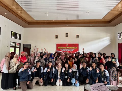 Foto Bersama Ibu-Ibu PKK dan Kader Kesehatan Desa Gumiwang Lor. Sumber: Dokumentasi Pribadi