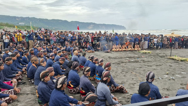 Labuhan Tingalan Jumenengan Dalem ke-36 di Pantai Parangkusumo, pada Rabu (30/1/2025)(Foto. Olive)