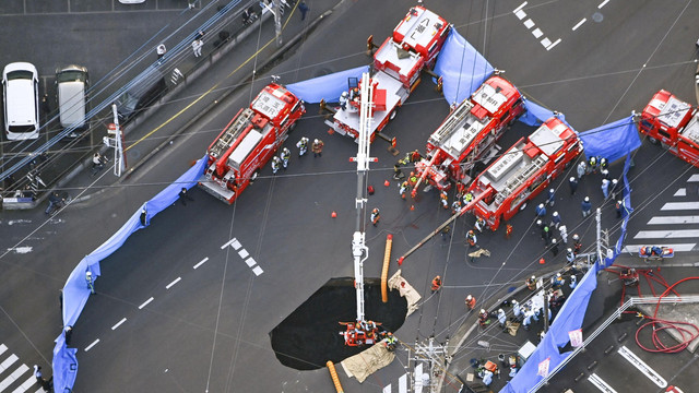 Pemandangan udara menunjukkan operasi penyelamatan sedang berlangsung di lubang pembuangan besar yang menelan truk di persimpangan di Yashio, utara Tokyo, Jepang 28 Januari 2025. Foto: Kyodo/via REUTERS