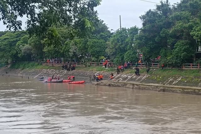 Petugas gabungan melakukan pencarian pria tenggelam di Sungai Jagir, Wonokromo, Surabaya, Kamis (30/1/2025). Foto: Farusma Okta Verdian/kumparan