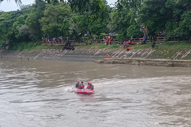 Petugas gabungan melakukan pencarian pria tenggelam di Sungai Jagir, Wonokromo, Surabaya, Kamis (30/1/2025). Foto: Farusma Okta Verdian/kumparan