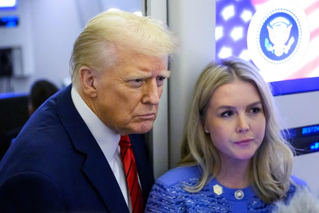 Presiden AS Donald Trump, di samping Sekretaris Pers Gedung Putih Karoline Leavitt, berbicara kepada wartawan saat dalam penerbangan Air Force One menuju Pangkalan Gabungan Andrews, Senin (27/1/2025). Foto: MANDEL NGAN / AFP