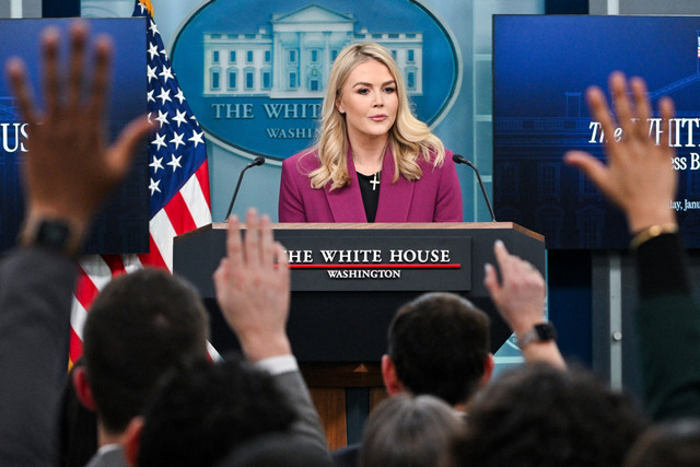 Sekretaris Pers Gedung Putih Karoline Leavitt menjawab pertanyaan selama pengarahan harian di Ruang Pengarahan Brady Gedung Putih di Washington, DC, Selasa (28/1/2025). Foto: ROBERTO SCHMIDT / AFP