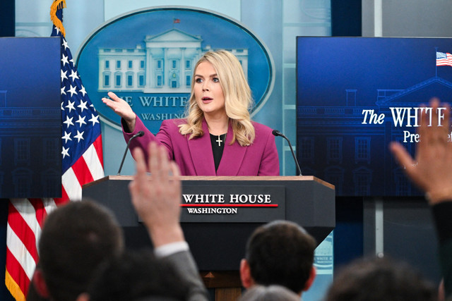 Juru Bicara Gedung Putih Karoline Leavitt menjawab pertanyaan selama pengarahan harian di Ruang Pengarahan Brady Gedung Putih di Washington, DC, Selasa (28/1/2025). Foto: ROBERTO SCHMIDT / AFP