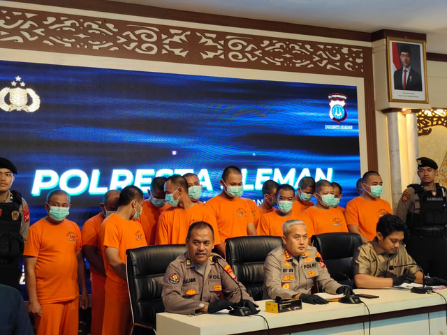 Polisi menunjukan barang bukti dan tersangka yang sebagai karyawan toko elektronik di Kapanewon Gamping, Kabupaten Sleman menggasak barang elektronik mencapai Rp 500 juta. Foto: Arfiansyah Panji/kumparan