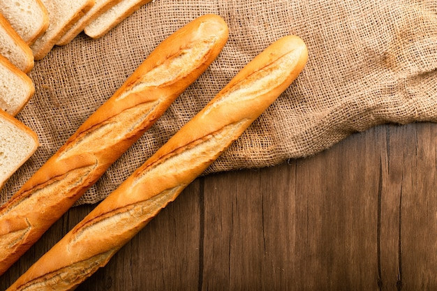 Ilustrasi Baguette, roti panjang nan unik asal Prancis. Sumber: Freepik.com