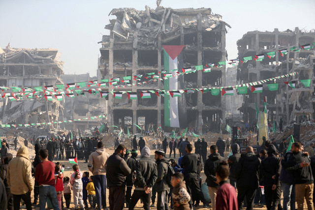 Warga berkumpul jelang serah terima sandera sebagai bagian dari gencatan senjata dan kesepakatan pertukaran sandera-tahanan antara Hamas dan Israel di Jabalia, Jalur Gaza utara, Kamis (30/1/2025). Foto: Dawoud Abu Alkas/REUTERS