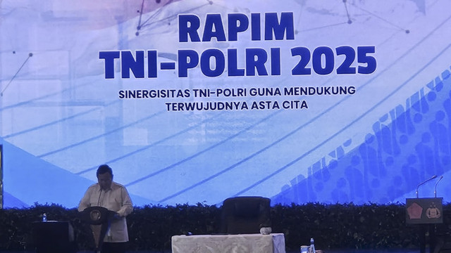 Presiden RI Prabowo Subianto menyampaikan pidato saat Rapat Pimpinan (Rapim) TNI-Polri Tahun 2025 di Gedung Tribrata, Kebayoran Baru, Jakarta Selatan, Kamis (30/1/2025).  Foto: Zamachsyari/kumparan