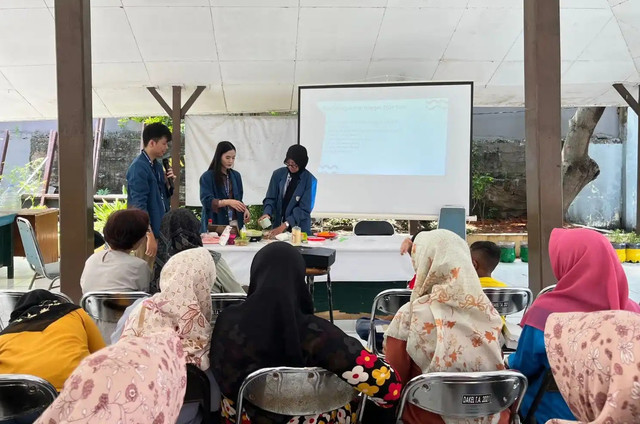 Pelatihan yang bertajuk Kreasi Sehat dari Ikan Lele, Nugget Lezat untuk Keluarga serta Peluang UMKM. Foto: Humas Unair