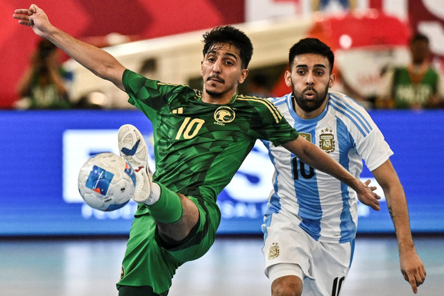 Pemain timnas futsal Arab Saudi Abdullah Mohamad S Alaqeeli berebut bola dengan pemain timnas futsal Argentina Arrieta Kevin pada kompetisi Indonesia Futsal 4 Nations World Series 2025 di Jakarta International Velodrome, Jakarta, Kamis (30/1/2025). Foto: Rivan Awal Lingga/ANTARA FOTO