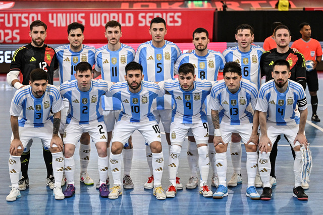 Timnas futsal Argentina berfoto bersama sebelum bertanding melawan timnas futsal Arab Saudi pada kompetisi Indonesia Futsal 4 Nations World Series 2025 di Jakarta International Velodrome, Jakarta, Kamis (30/1/2025). Foto: Rivan Awal Lingga/ANTARA FOTO