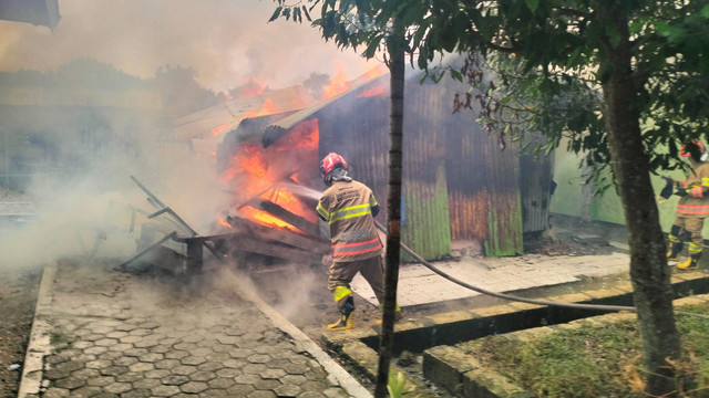 Petugas saat lakukan pemadaman kebakaran gudang SMP Negeri 1 Ngasem, di Desa Ngadiluwih, Kecamatan Ngasem, Kabupaten Bojonegoro, Jawa Timur. Kamis (30/01/2025) (Aset: Istimewa)