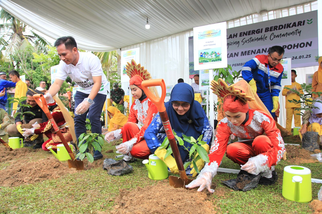 Para siswa dan guru program Sekolah Energi Berdikari (SEB) menanam tumbuhan dalam belajar keberlanjutan energi dan lingkungan. Foto: Dok. Pertamina