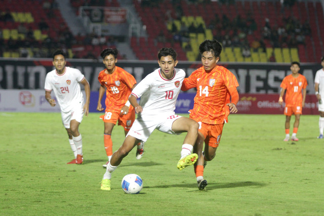Pemain Timnas Indonesia U-20 Welberlieskott De Jardim berebut bola dengan pemain Timnas India U-20 Levis Zangminlun pada pertandingan Mandiri U-20 Challenge Series 2025 di Stadion Gelora Delta Sidoarjo, Jawa Timur, Kamis (30/1/202 Foto: Umarul Faruq/ANTARA FOTO