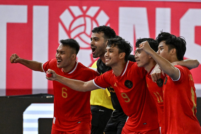 Selebrasi pemain Timnas Futsal Indonesia usai mencetak gol ke gawang Timnas Futsal Jepang pada pertandingan Indonesia Futsal 4 Nations World Series 2025 di Jakarta International Velodrome, Jakarta, Kamis (30/1/2025). Foto: Aprillio Akbar/ANTARA FOTO