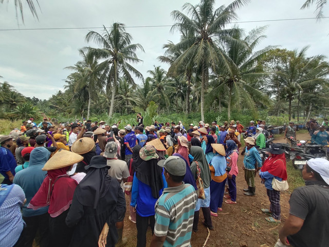 Masyarakat saat memantau Polda Lampung dan BPN Kabupaten Lampung Timur saat meninjau lahan garapan di desa Wana, Kecamatan Melinting, Lampung Timur. | Foto: LBH Bandar Lampung