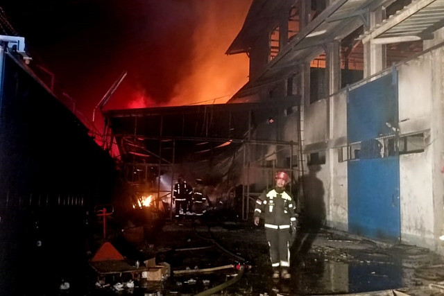 Petugas masih lakukan pemadaman kebakaran pabrik di Kecamatan Margaasih, Kabupaten Bandung, Kamis (30/1/2025). Foto: Robby Bouceu/kumparan