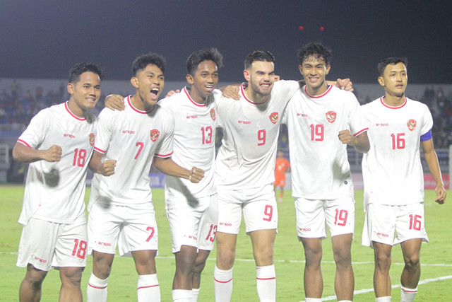 Selebrasi pemain Timnas Indonesia U-20 usai mencetak gol ke gawang Timnas India U-20 pada pertandingan Mandiri U-20 Challenge Series 2025 di Stadion Gelora Delta Sidoarjo, Jawa Timur, Kamis (30/1/2025). Foto: Umarul Faruq/ANTARA FOTO