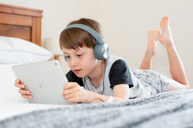 Sumber Gambar:  https://unsplash.com/photos/boy-in-black-shirt-using-white-laptop-computer-et9xL7926Nw