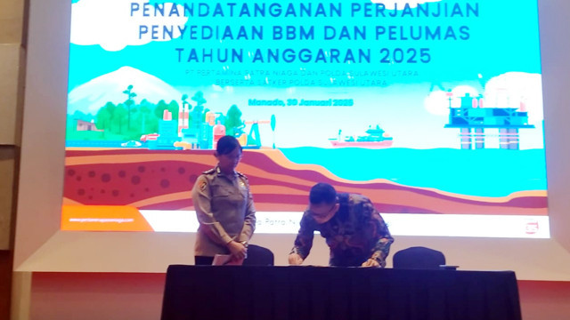 Penandatanganan nota kerja sama antara Pertamina Patra Niaga Sulawesi dan Polda Sulawesi Utara terkait penyediaan kebutuhan BBM operasional kepolisian.