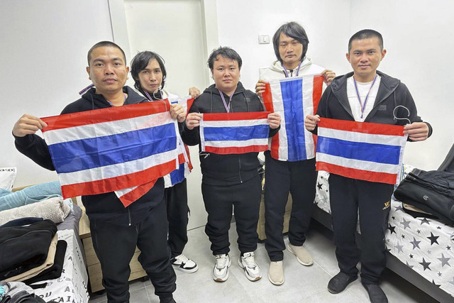 Sandera Thailand yang dibebaskan dari Hamas, dari kiri ke kanan, Surasak Rumnao, Sathian Suwannakham, Bannawat Saethao, Watchara Sriaoun, dan Pongsak Thaenna mengibarkan bendera Thailand di Israel. Foto: Kedutaan Besar Kerajaan Thailand di Tel Aviv melalui AP