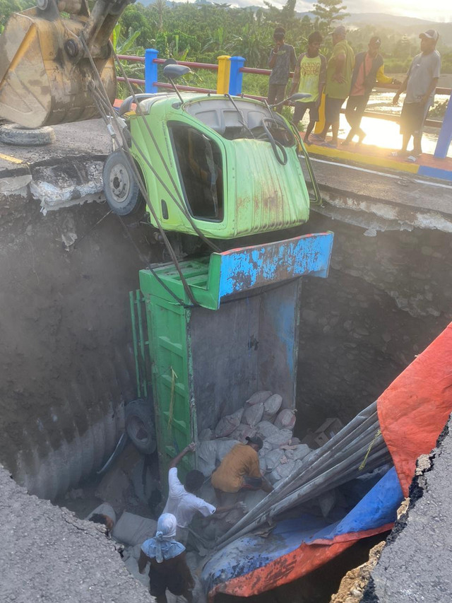 Jembatan Wai Mer ambles, truk terperosok jatuh, Kamis (30/1/2025). Foto: Dok. kumparan