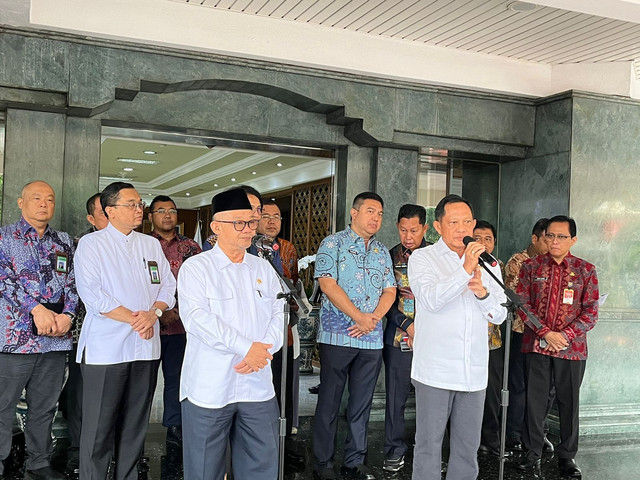 Menteri Pendidikan Dasar dan Menengah (Mendikdasmen) Abdul Mu'ti bersama Menteri Dalam Negeri (Mendagri) Tito Karnavian di Kantor Kementerian Dalam Negeri (Kemendagri), Jakarta Pusat, Jumat (31/1). Foto: Alya Zahra/kumparan 