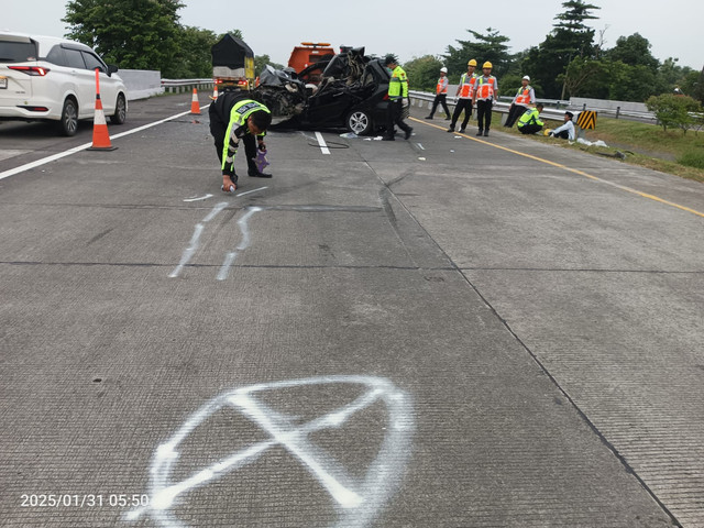 Kecelakaan di Tol Jombang, Jumat (31/1/2025).  Foto: Dok. Polres Jombang