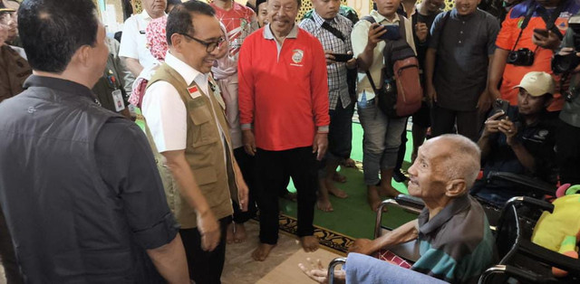 Menko PMK dan Kepala BNPB berdialog dengan korban banjir di Mempawah. Foto: M. Zain/Hi!Pontianak