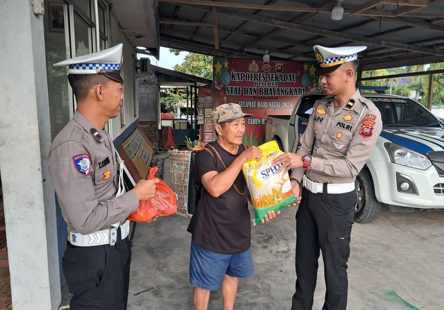 Satlantas Polres Sekadau menyerahkan bantuan kepada warga. Foto: Dok. Polres Sekadau