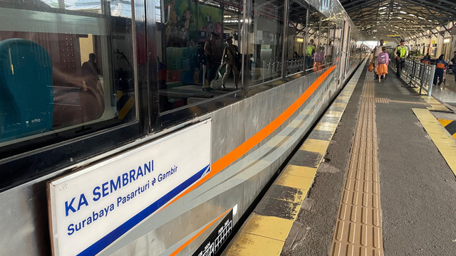 Rangkaian kereta api Sembrani, saat singgah di Stasiun Bojonegoro. (Aset: Istimewa)