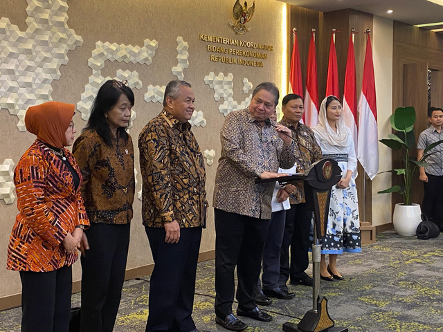 Menko Perekonomian Airlangga Hartarto dalam konferensi pers High Level Meeting Tim Pengendalian Inflasi Pusat, di kantornya, Jumat (31/1). Foto: Muhammad Fhandra/kumparan