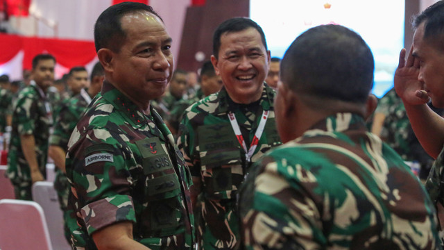 Panglima TNI Jenderal TNI Agus Subiyanto (kiri) menyalami perwira tinggi dan komandan satuan saat Rapim TNI 2025 di Gor Ahmad Yani, Mabes TNI, Cilangkap, Jakarta, Jumat (31/1/2025). Foto: ANTARA FOTO/Asprilla Dwi Adha