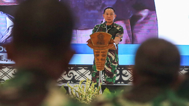 Panglima TNI Jenderal TNI Agus Subiyanto menyampaikan arahan saat Rapim TNI 2025 di Gor Ahmad Yani, Mabes TNI, Cilangkap, Jakarta, Jumat (31/1/2025). Foto: ANTARA FOTO/Asprilla Dwi Adha