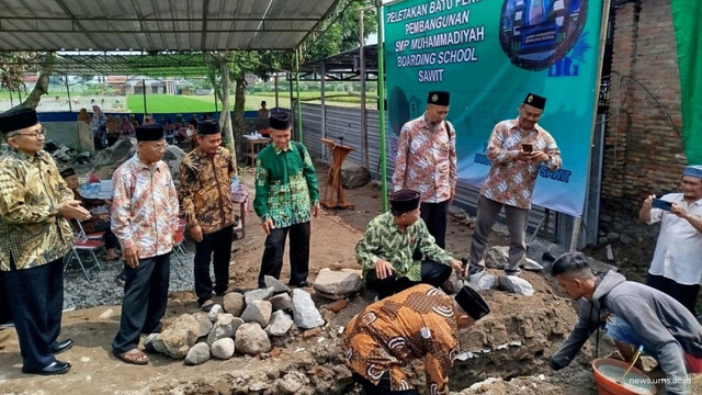 Peletakan Batu Pertama Pembangunan SMP Muhammadiya Boarding School Sawit. Foto Istimewa