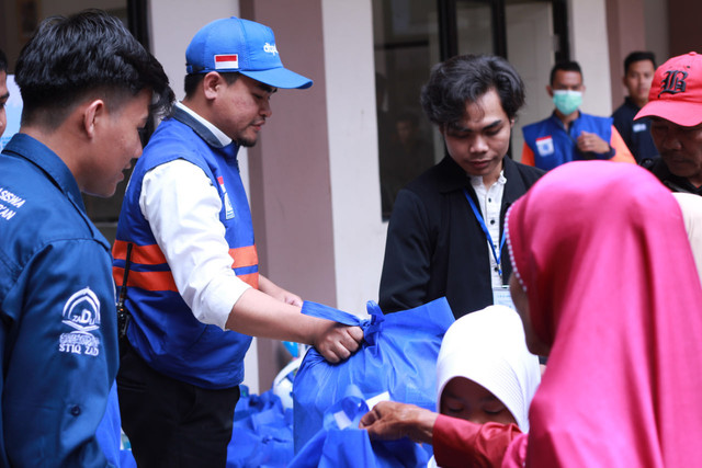 Tim DT Peduli dan BEM STIQ ZAD sedang membagikan Bingkisan untuk 100 Anak Yatim (Sumber : DT Peduli)