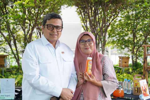 Direktur Utama PNM, Arief Mulyadi (kanan) dan pengusaha sirup markisa Enung Ukanah yang menerima sertifikat halal yang didaftarkan PNM. Foto: Dok. PNM