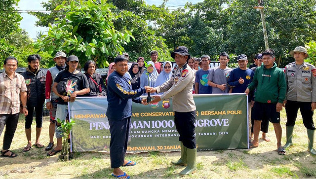 Penanaman 1.000 mangrove di Mempawah. Foto: M. Zain/Hi!Pontianak