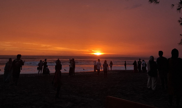 Gambar Suasana Liburan di Pantai Barat Pangandaran (Sumber: Dokumentasi Penulis, 2025 )