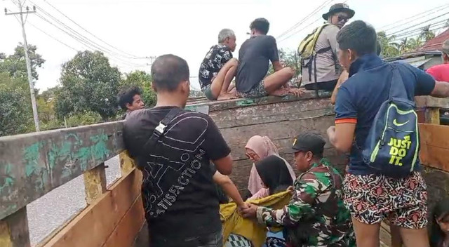 Korban banjir Mempawah melahirkan di bak truk. Foto: Dok. Istimewa