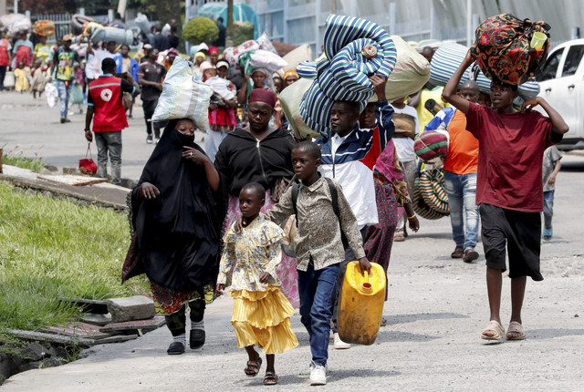 Warga sipil Kongo yang melarikan diri membawa barang-barang saat bentrokan antara pemberontak M23 dan Angkatan Bersenjata Republik Demokratik Kongot di Gisenyi, distrik Rubavu, Rwanda, Jumat (30/1/2025). Foto: Thomas Mukoya/Reuters