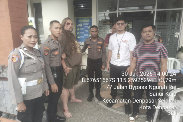 Christopher Boyd Young saat diamankan karena mencuri kalung dan liontin di Bali. Foto: Dok. Polresta Denpasar